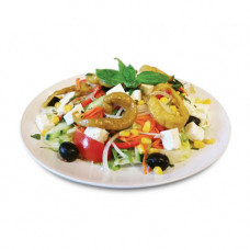 26 Griechischer Salat mit Fetakäse, Oliven und Peperoni